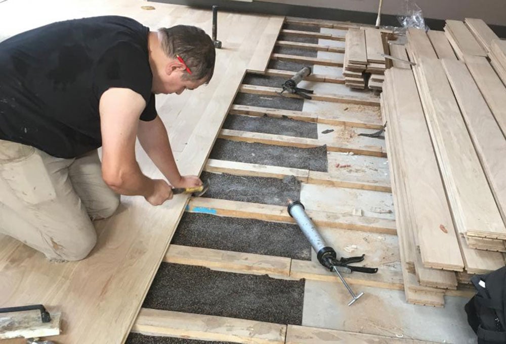 pose de parquet à l'anglaise clouée sur lambourdes avec un isolant en granulés entre les lambourdes